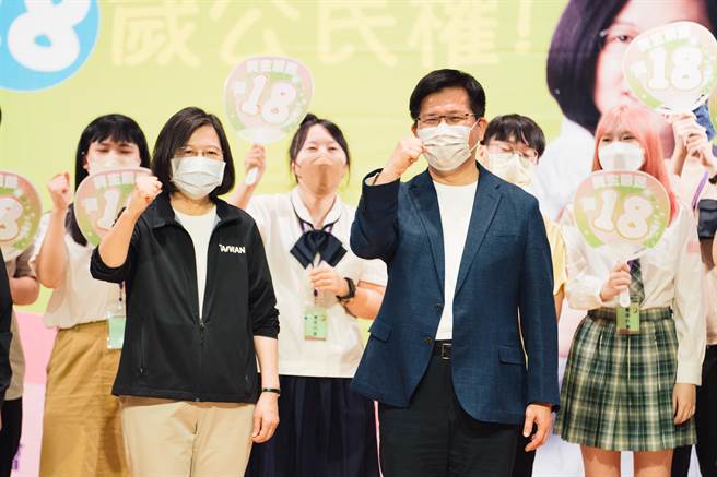 总统蔡英文、民进党新北市长参选人林佳龙出席「民主前进挺18」宣讲会，3名统促党成员闹场。（林佳龙竞选办公室提供）