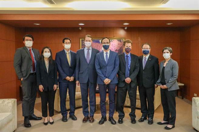 国民党主席朱立伦今接见美国布鲁金斯访问团，交换双方对美中台新局势的意见和看法。朱晚间在脸书表示，会中除表达欢迎美国眾议院议长裴洛西访台，也重申国民党捍卫中华民国、守护民主自由、保护人民安全、维护区域和平立场。（截自朱立伦脸书）