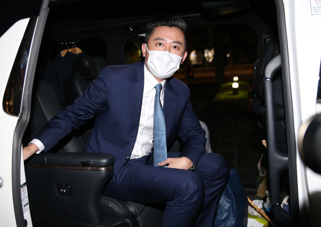 民进党桃园市长参选人林智坚11日在电视台录影后接受访问回应论文案，强调他绝对没有要和台大对抗，但因为他的学位被取消了，也为了个人的人格与声誉，所以他会和团队及律师再讨论用什么方法还自己清白。（姚志平摄）