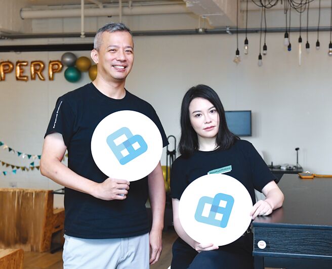 Perpetual Protocol共同创办人冯彦文（左）、营运长张芷芸（右）接受专访，分享虚拟货币经验。图／王德为