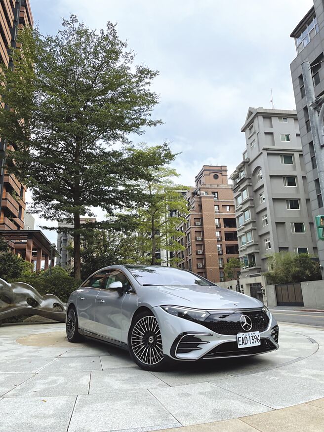 台湾宾士加速布局电动车，新上市电动旗舰轿车EQS，抢攻国内顶级豪车买家市场。图／陈信荣