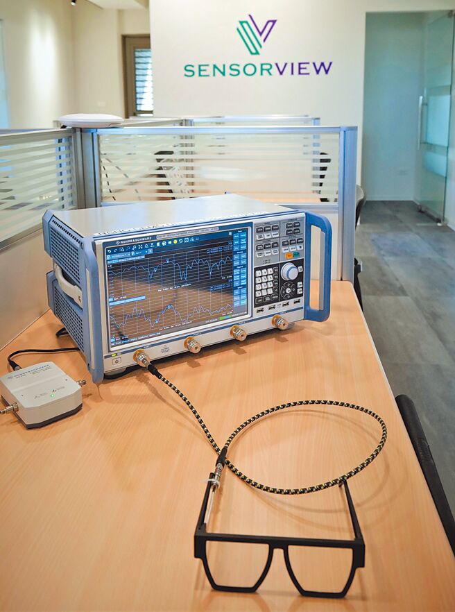 R&S携手Sensorview，擅长用向量网路分析仪对新技术5G透明天线进行性能验证。图／R&S提供