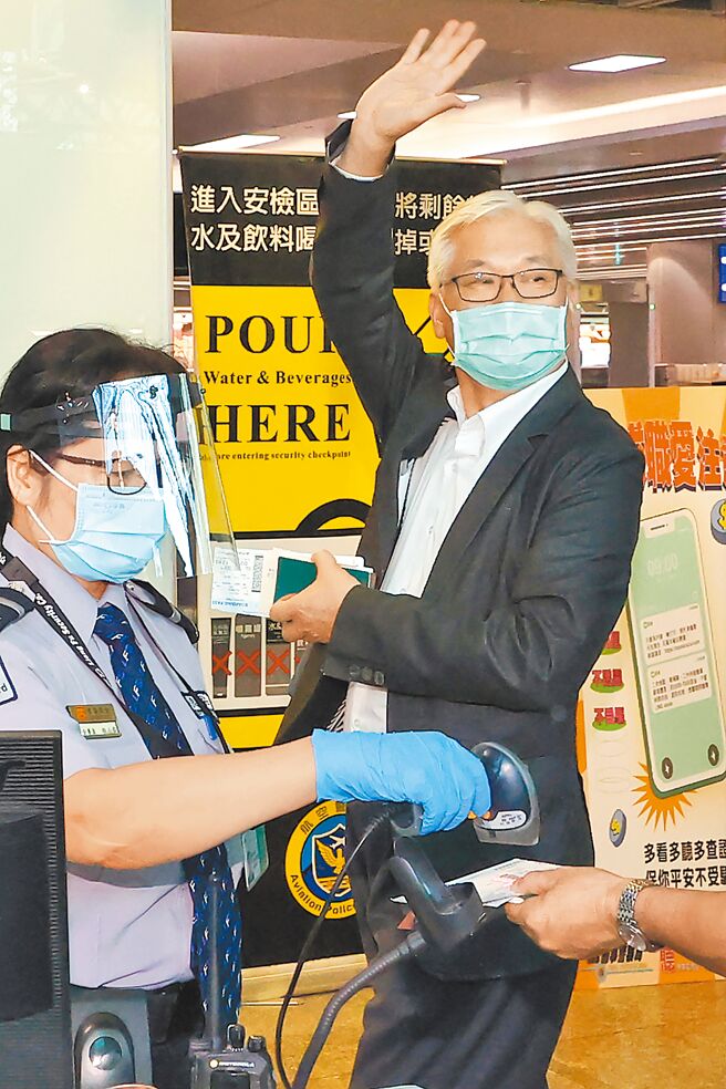 国民党副主席夏立言10日中午率团前往大陆访问，引发党内外不少反对声音，夏立言表示，此行并无任何官方色彩。（陈麒全摄）