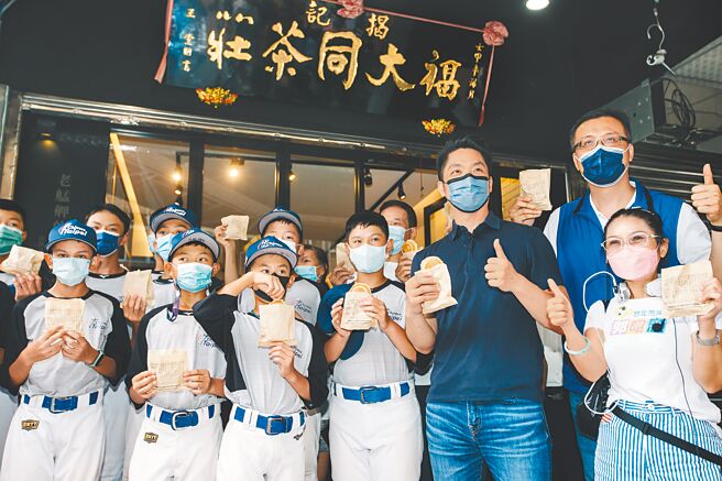 國民黨台北市長參選人蔣萬安表示，蔡英文總統說台灣永遠保持建設性對話，國民黨去了解台商、台生遇到的困難並協助，這就是保持對話空間。圖為蔣萬安（右三）為福林國小少棒中華代表隊加油打氣。（本報資料照片）