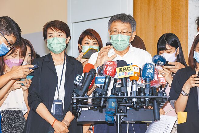 台北市长柯文哲（右）10日由副市长黄珊珊（左）陪同出席产业数位转型平台记者会，对林智坚论文抄袭表示，民进党的态度让他觉得「已经不是我当年认识的民进党了。」（罗永铭摄）