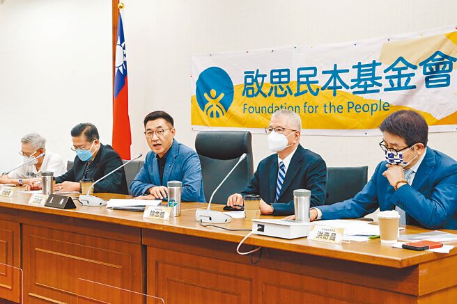 国民党前主席立委江启臣（中）10日在立法院主持启思民本基金会所举办「裴洛西访台，对台海局势的衝击与影响」论坛，邀请前海基会董事长洪奇昌（右起）、前国防部长杨念祖、全国商业总会理事长许舒博以及淡江大学中国大陆研究所荣誉教授赵春山与会。（郭吉铨摄）