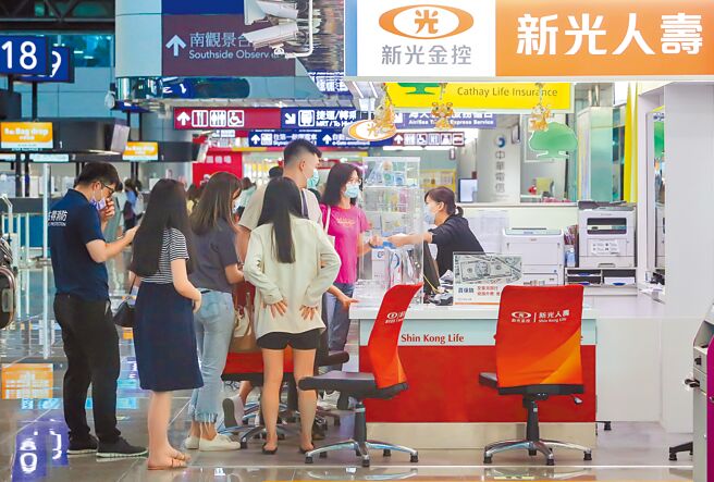 海外突发疾病医疗险最快9月重新上架。图为旅客在桃园机场保险公司柜台询问旅游保险事宜。（陈麒全摄）
