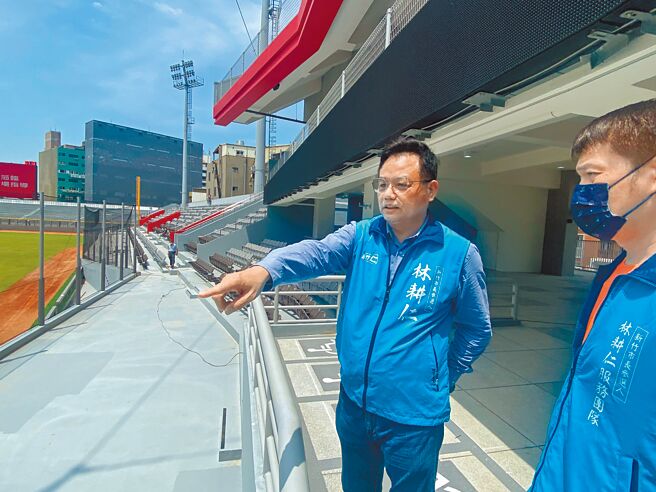 国民党新竹市长参选人林耕仁此次获全党议员力挺，展现空前团结，情势大好，此次全力追击双门争议，若能获中间、年轻选民支持，找回蓝天，大有可为。（陈育贤摄）