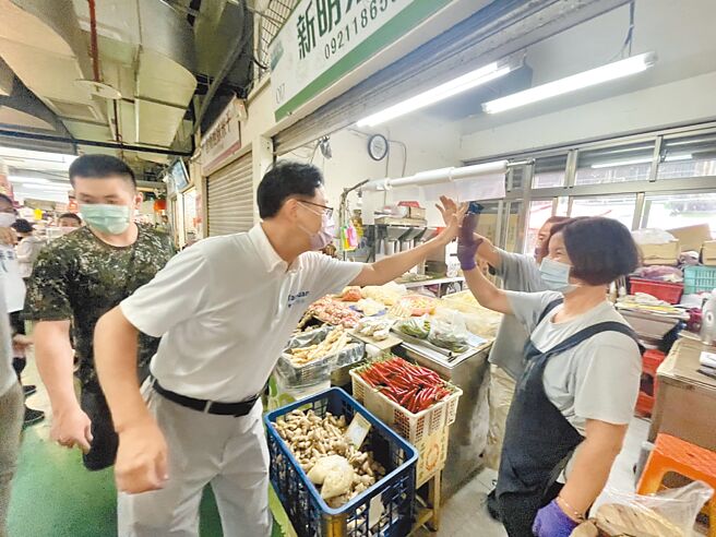 國民黨桃園市長參選人張善政赴中壢新明市場拜票，勤跑基層。（呂筱蟬攝）