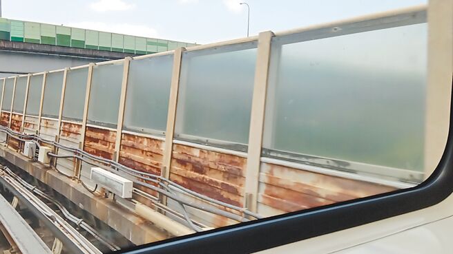 台北捷运文湖线内湖站到南港展览馆站间的隔音墙锈蚀严重，恐影响隔音效果及列车行驶安全。（台北市议员吴世正研究室提供／杨亚璇台北传真）