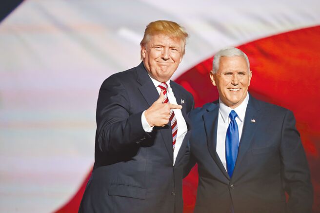 美国前总统川普（左）遭联邦调查局（FBI）突袭搜索住处，前副总统彭斯（右）要求司法部说明採取这项行动的原因。（中新社）