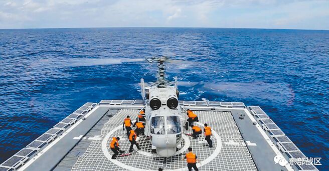 共军东部战区10日宣布，在台湾周边海空域进行实战化联合演训任务结束。图为日前驱逐舰完成攻击后，立即转入对潜防御，发射数枚水声干扰弹。空中，反潜巡逻机、直升机也同步展开对锁定目标的模拟攻击。（摘自中国军网）