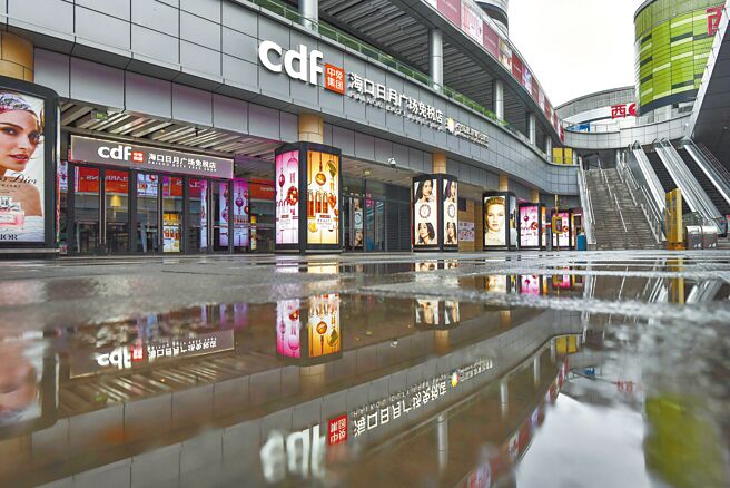 8月10日6时到23时，海南省海口全市实行临时性全域静态管理。受其影响，海口市区多家免税店临时闭店。（中新社）