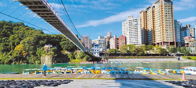 經歷149天健檢，結果顯示高齡85歲的碧潭吊橋結構安全無虞。（新北市觀旅局提供／陳慰慈新北傳真）