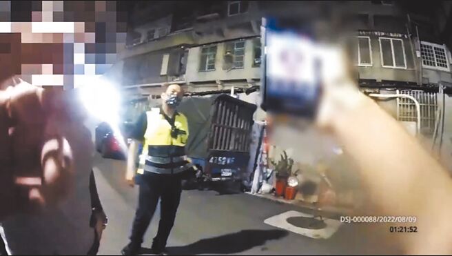 林姓男子谎报父亲身分证号，警方查询警用电脑，见照片是名秃头长者，当场拆穿林男谎言。（警方提供／王扬杰新北传真）