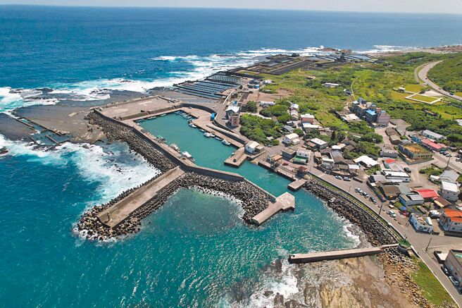 新北市渔业处推出「到马岗遇见海天万花筒」活动，带领民眾认识极东马岗渔港渔村生态、听渔人的故事。（新北市渔业处提供／陈慰慈新北传真）