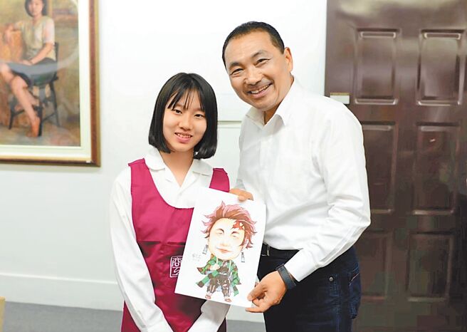 復兴商工广告设计科三年级程念慈（左），通过人像素描认证最高阶，以优异的成绩获得新北市教育局提供的奖学金。（新北市教育局提供／陈慰慈新北传真）