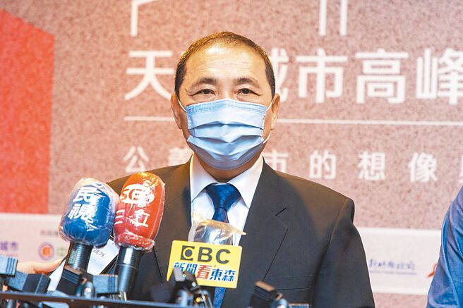 新北市长侯友宜表示，符合资格民眾能打疫苗就赶快打。（叶德正摄）