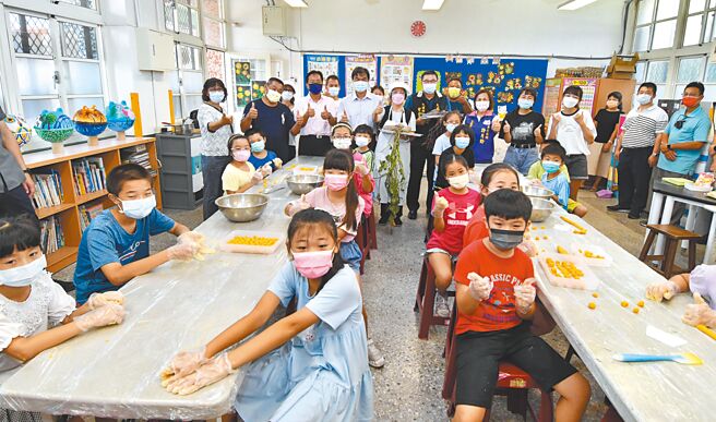 彰化县长王惠美10日到大城乡西港国小关心学生暑期营队，一起手作地瓜圆小点心，并宣布开学后营养午餐加码，国小补助45元、国中50元。（吴敏菁摄）