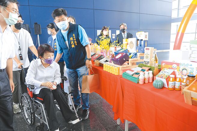 台中市長盧秀燕出席「台中好甜」活動記者會，趁機宣傳台中市的水果、糕餅，盼民眾多採購。（林欣儀攝）