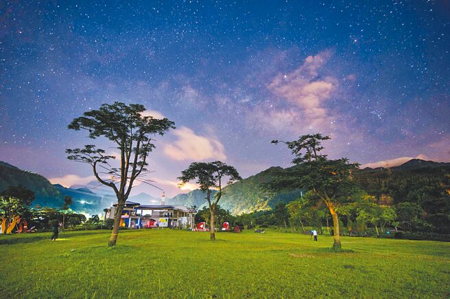「英仙座」流星雨极大期将落在12日深夜到13日黎明前，嘉义县文化观光局盘点「牛埔仔爱情大草原」等7处最佳观星点，邀民眾到嘉义县追星许愿。（嘉义县政府提供／吕妍庭嘉义传真）
