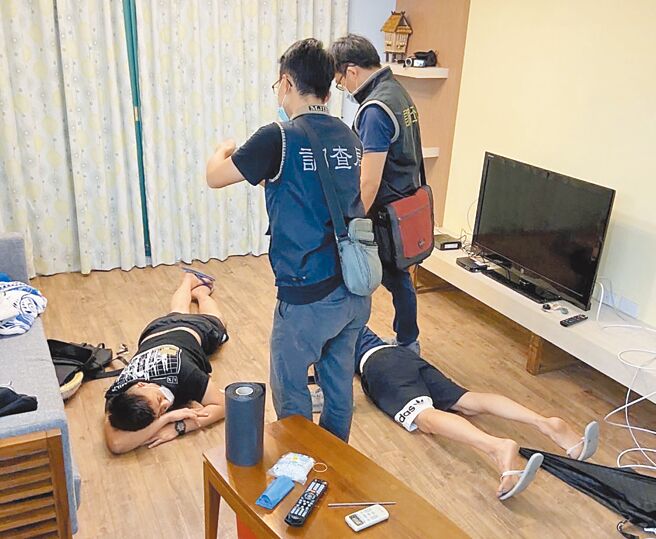 法务部调查局南部地区机动工作站3日破获跨境电信诈欺机房，当场逮捕孙姓、蔡姓、黄姓及谢姓4位嫌犯，并扣押相关证物及毒品。（南机站提供／杨舒婷高雄传真）