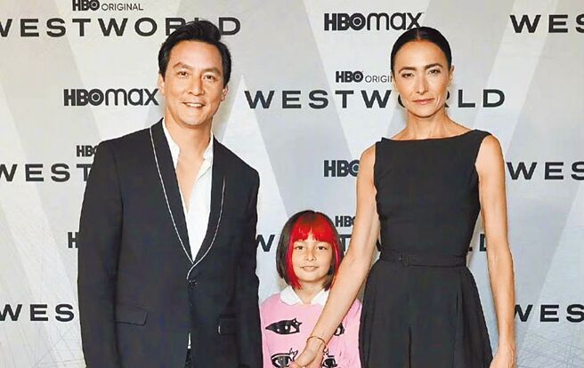 吴彦祖（左起）日前带着爱女吴斐然、老婆Lisa S.参加《西方极乐园》第4季纽约首映会。（摘自IG）