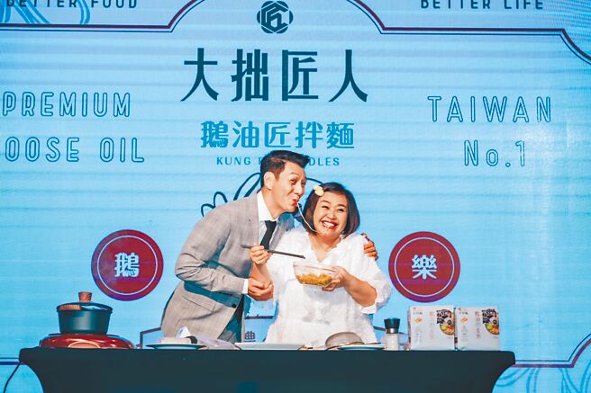 聂云（左）推出拌麵产品，好友锺欣凌前来站台。（大拙匠人提供）
