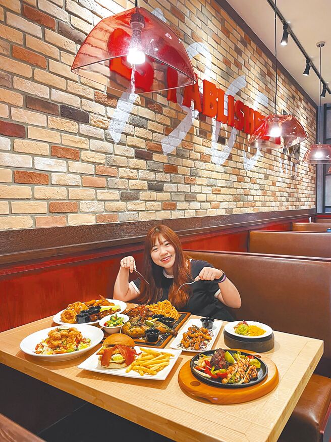 南台湾第一间全新店型「FRIDAYS 2.0全新概念店」TGI FRIDAYS，消费1200元就送猪肋排。（SKM Park提供）