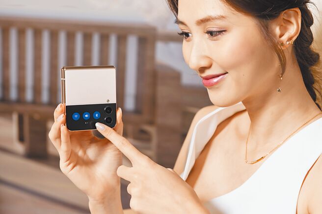 三星全新的Galaxy Z Flip4 提供封面螢幕快手指令再升級，新增更豐富操作選項，不用打開手機即能直接進行更多設定。（三星提供）