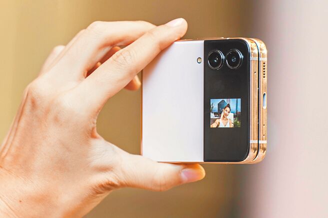 全新的Galaxy Z Flip4在封面螢幕預覽上新增支援實際比例，按兩下即能看到拍攝全構圖畫面，更首支援人像模式拍攝。（石智中攝）