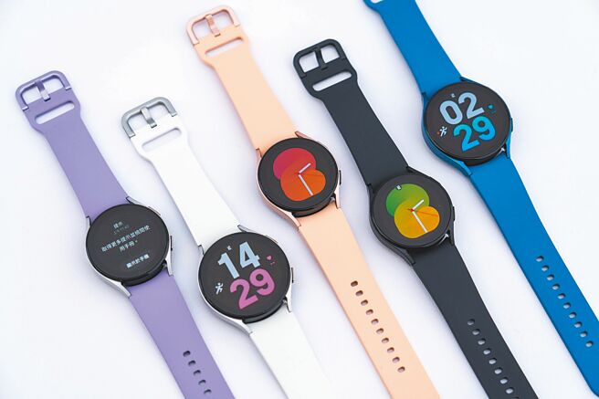 三星全新的Galaxy Watch5系列推出了藍牙與LTE版本，Galaxy Watch5 40mm推出了石墨黑、銀、粉金3色，44mm則推出了石墨黑、銀、藍3色，定價約台幣8380元起；Galaxy Watch5 Pro則為45mm單一尺寸，共有黑、灰2色，定價台幣約1萬3490元起，8月26日起於特定市場上市，台灣上市時間未定。（石智中攝）