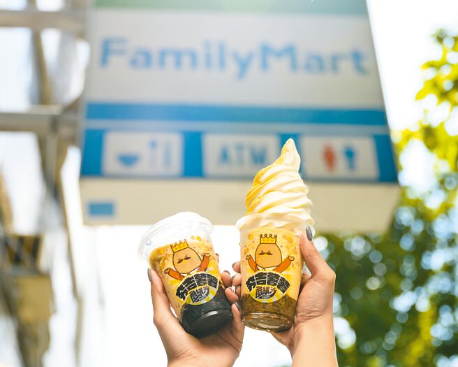 「夯吉薯薯酷缤沙」以台农57号地瓜与蜜地瓜酱制成冰沙，底层仙草添清爽感，上层薯Q圆丰富口感。（全家提供）