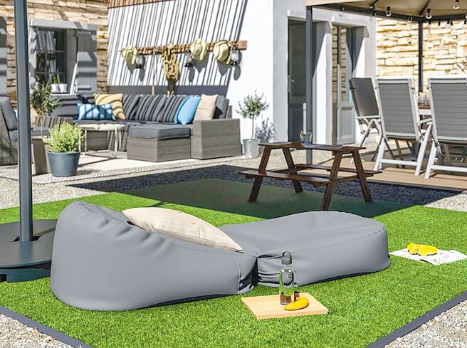 IKEA的BUSSAN两用懒骨头，不论坐着玩、躺着玩都慵懒放松，室内／户外用灰色3499元。（IKEA提供）