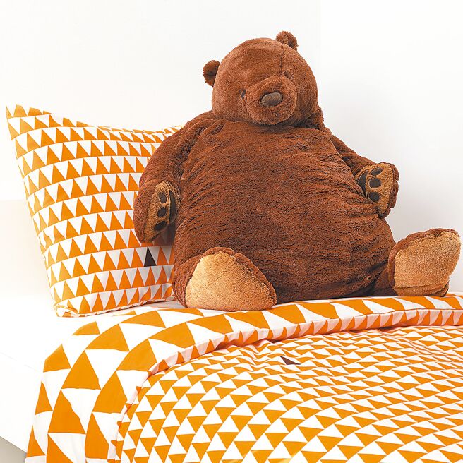 IKEA的DJUNGELSKOG填充玩具棕熊，绝对是慵懒的最佳代言人，899元。（IKEA提供）