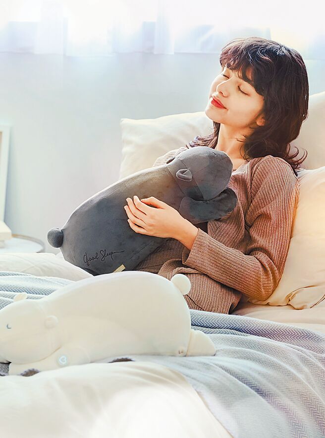 台隆手创馆的晚安熊睡眠抱枕，顺着呼吸声入眠，2880元。（台隆手创馆提供）