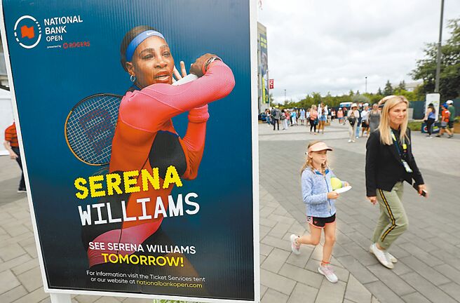 正在蒙特娄参加加拿大公开赛的小威廉丝透露退意，图为球迷走过球场外小威的宣传海报。（路透）
