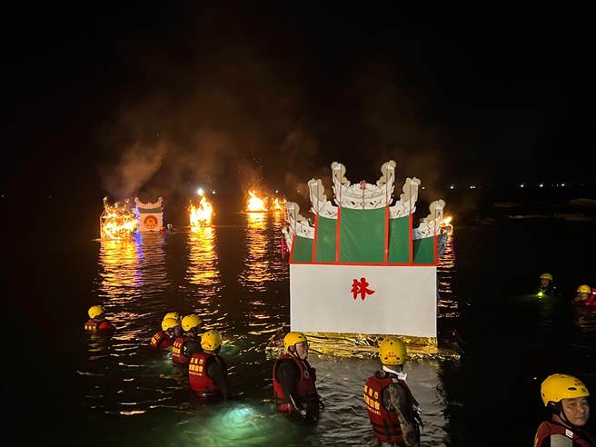 2022壬寅鷄笼中元祭重头戏登场，11日深夜各姓宗亲会齐聚八斗子望海巷施放水灯。（陈彩玲摄）