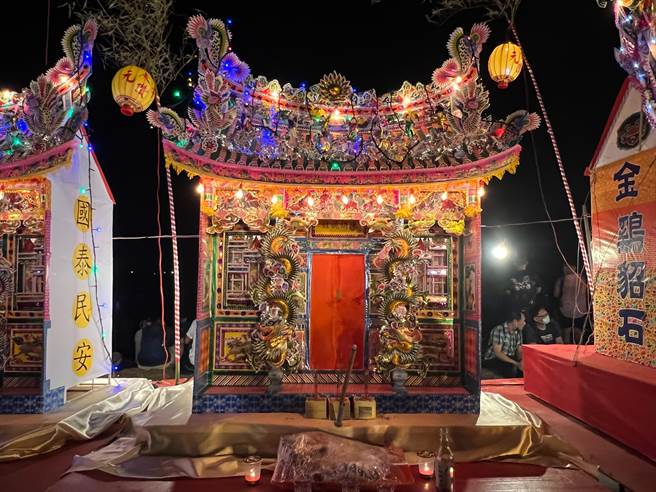 11日晚上10时左右各姓宗亲会水灯头已聚集在望海巷。（陈彩玲摄）