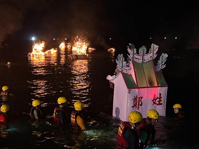 2022壬寅鷄笼中元祭重头戏登场，11日深夜各姓宗亲会齐聚八斗子望海巷施放水灯。（陈彩玲摄）