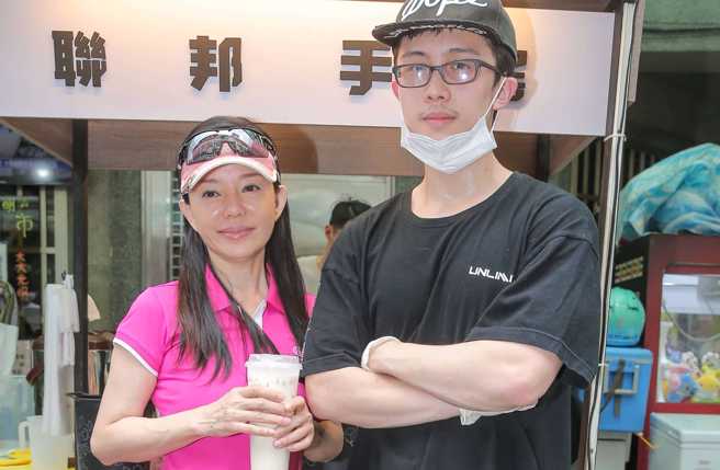 狄莺要求儿子关掉饮料店，好专心读书，如果他大学毕业后要出社会，则给儿子3个月时间，之后就得独立。(中时资料照片)