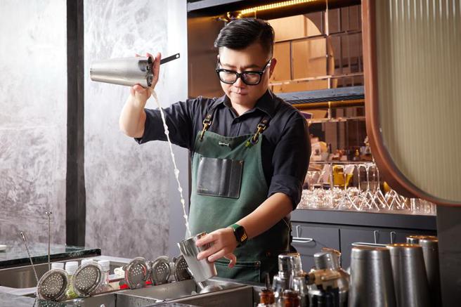 （「2022 Diageo World Class世界顶尖调酒大赛」台湾区冠军NONO余瀚为，为捷丝旅台南十鼓馆设计7款特制调酒。图／捷丝旅台南十鼓馆提供）