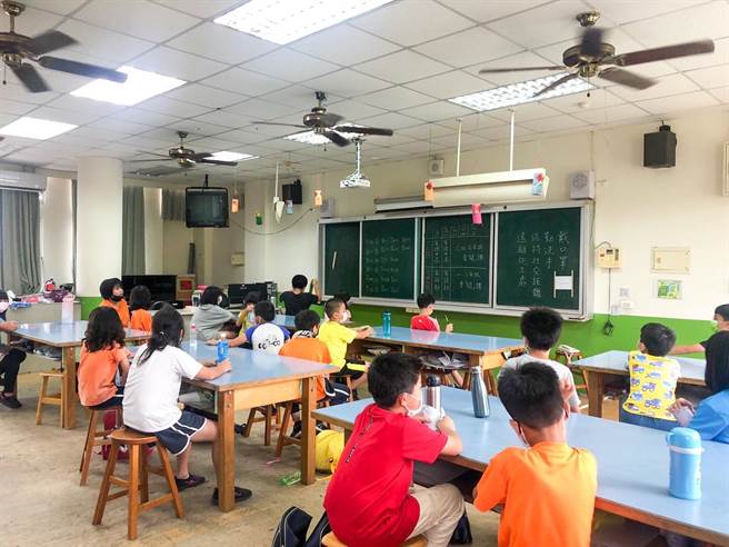 硅品精密「偏乡小学LED汰换计画」来到东势区石城国小，汰换校区老旧灯管。（硅品精密提供／陈淑娥台中传真）