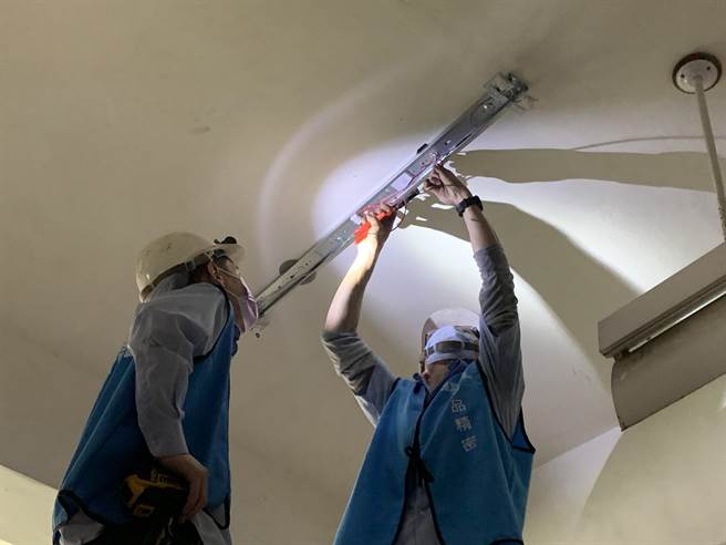 硅品精密「偏乡小学LED汰换计画」来到东势区石城国小，汰换校区老旧灯管。（硅品精密提供／陈淑娥台中传真）