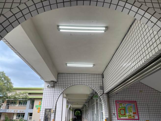 硅品精密「偏乡小学LED汰换计画」来到东势区石城国小，汰换校区老旧灯管。（硅品精密提供／陈淑娥台中传真）