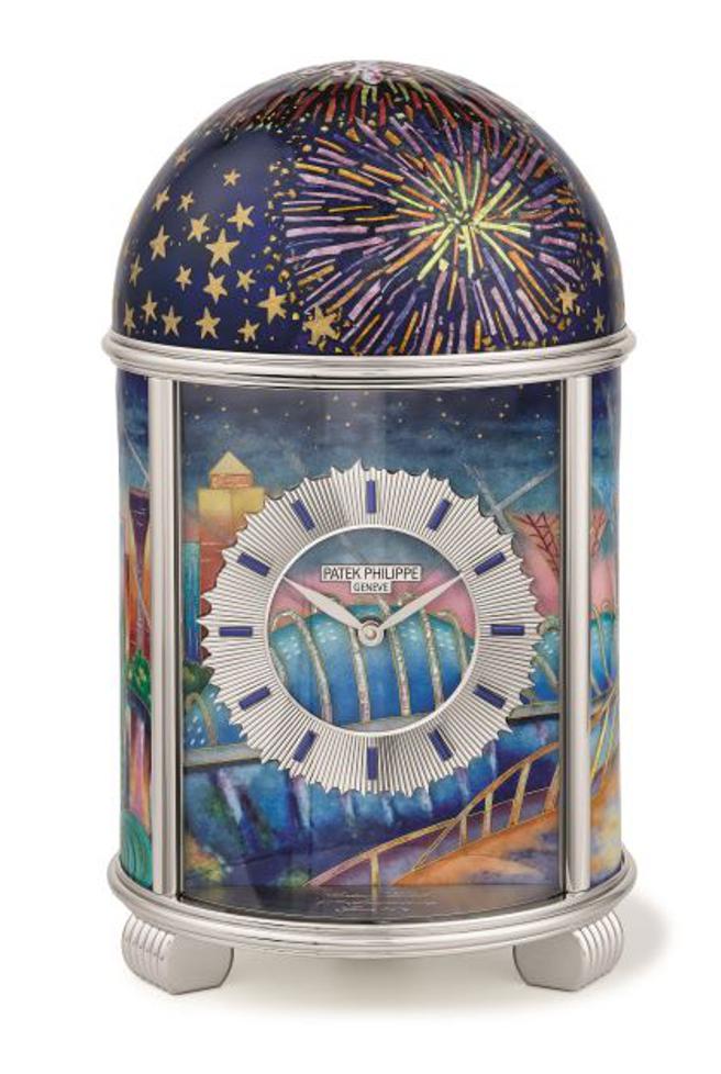 百达翡丽为欢庆高登钟表50周年，致赠Ref. 20145M-001《新加坡天际线》掐丝珐琅座钟。 （Patek Philippe提供）