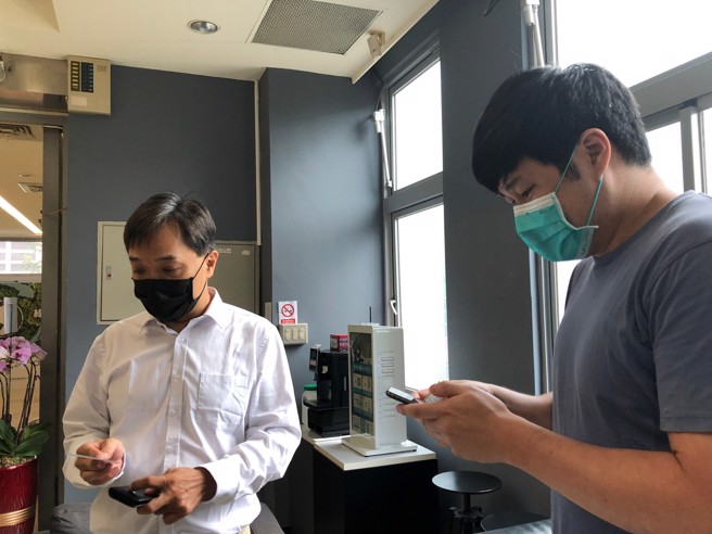 H. Spectrum+健康金凤凰徵选活动刚宣布，立即有新创团队（右）前来向H. Spectrum+执行长魏义旻询问，立即把握机会推销自己的团队。