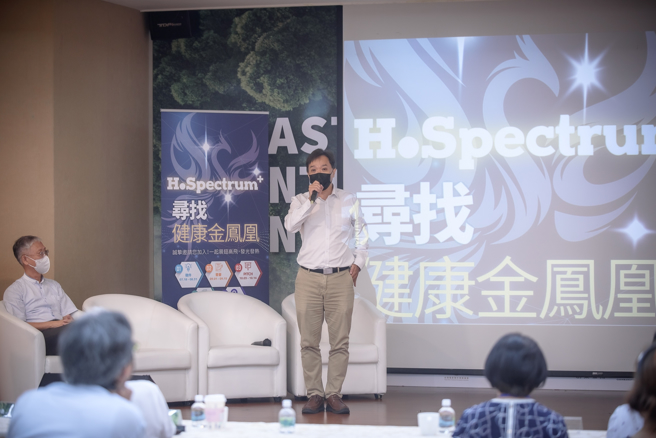 曾经也是创客一族的魏义旻，向生技医疗新创团队招手，「鸿准正等待大家整队出发，再创台湾之光」。