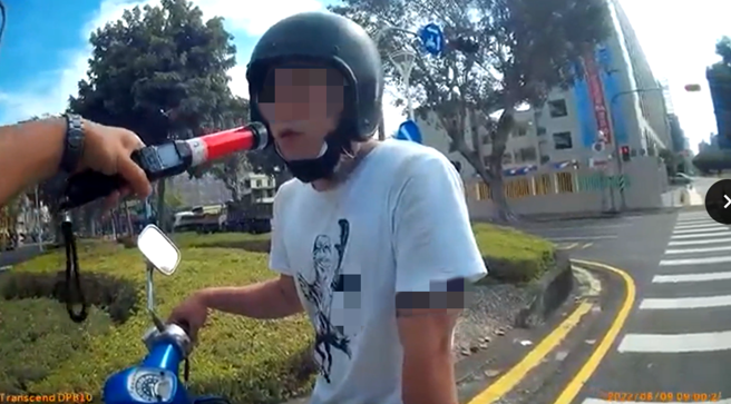 高雄一名男子骑机车违规左转遭后方员警拦停，一身酒气却辩称吃槟榔，酒测出炉脸都绿了。(叶庭欣翻摄)