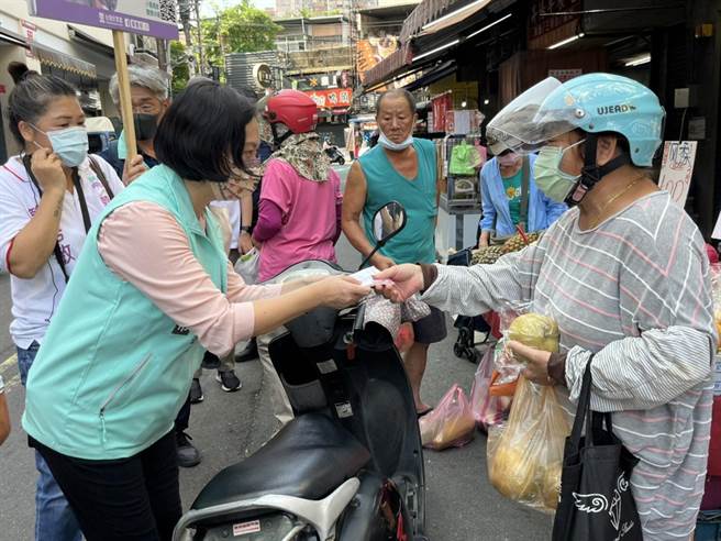 民眾党桃园市长参选人赖香伶今早至八德区大湳市场扫街拜票。（陈梦茹摄）